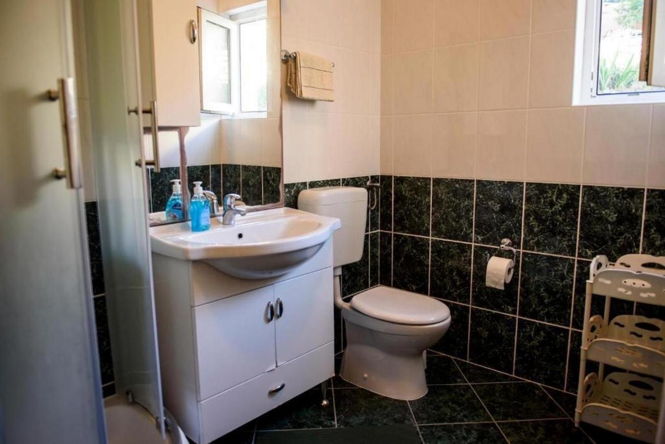 Apartments By The Sea Suhi Potok, Omis - 14555 Jesenice  Rom bilde